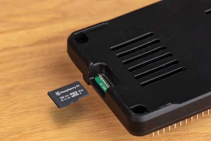 Unterseite des Pi Bumper mit SD-Slot