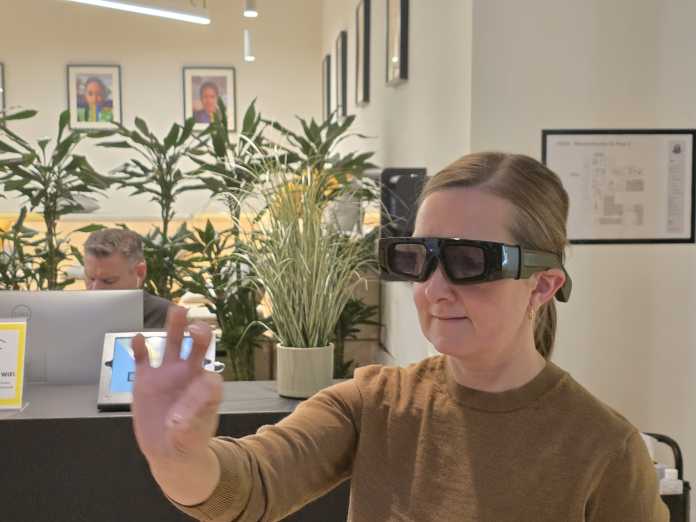 Eva-Maria Wei0 tests the Spectacles. 