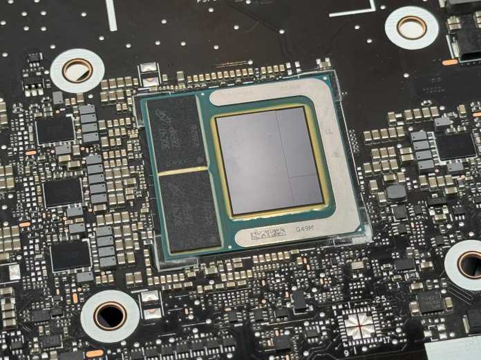 In addition to CPU cores and an integrated graphics processor (IGP), current mobile processors such as the Intel Core Ultra 200V (Lunar Lake) shown here also contain a neural processing unit (NPU) for AI apps, 