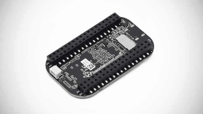 Die Unterseite des Boards. Man sieht den microSD-Karten-Slot und die GPIO-Header.