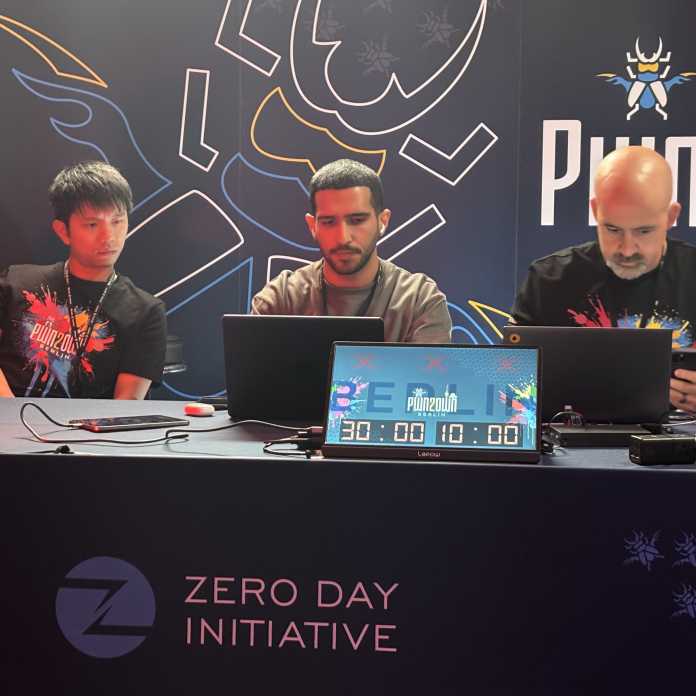 Teilnehmer Sina Kheirkhah (Mitte) mit zwei Schiedsrichtern auf der pwn2own Berlin