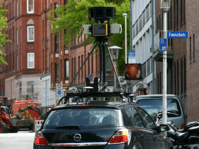 Ein Kamera-Auto von Google Street View in Kiel