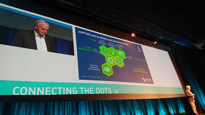 Prof. Dr. Dr. Thomas Lippert hält eine Präsentation zum Supercomputer Jupiter