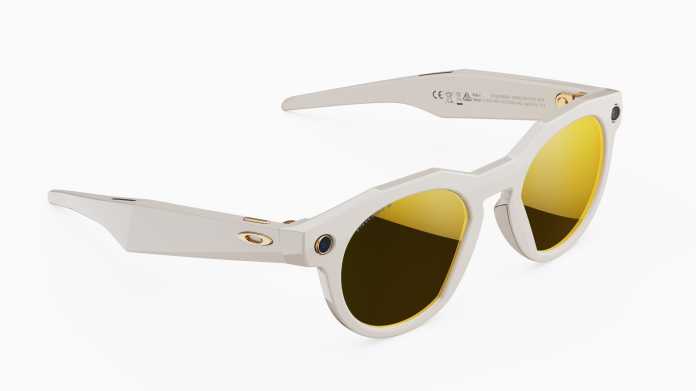Weiße Oakley-Meta-Sonnenbrille mit goldverspiegelten Gläsern.