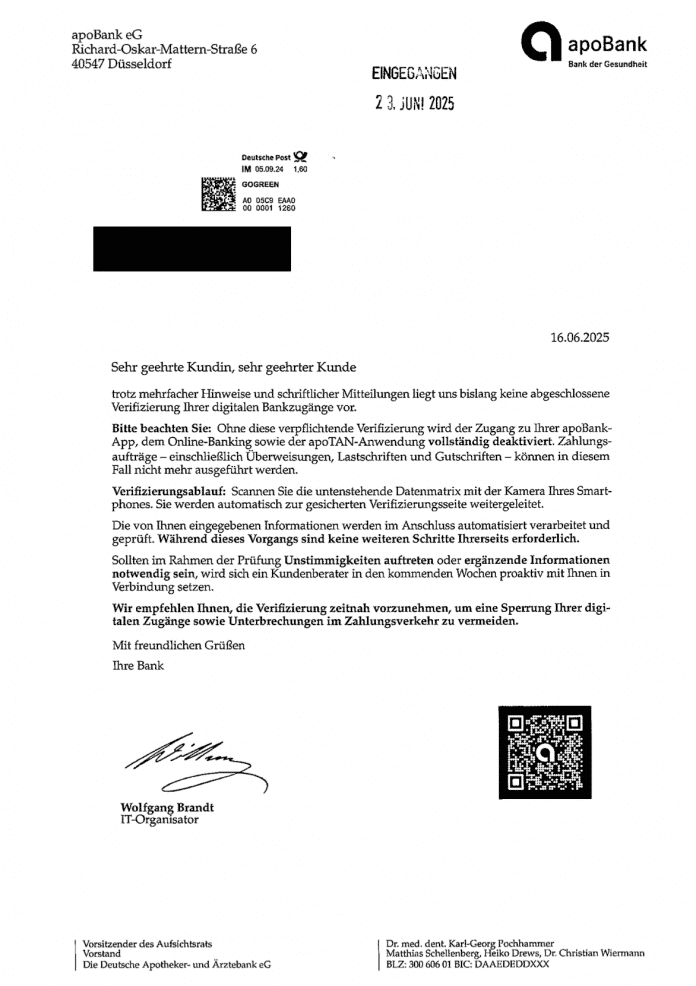 Phishing-Brief von Betrügern, die versuchen, an Daten von Apobank-Kunden zu gelangen. Sie bitten darum, einen QR-Code zu scannen und Daten zu verfizieren.