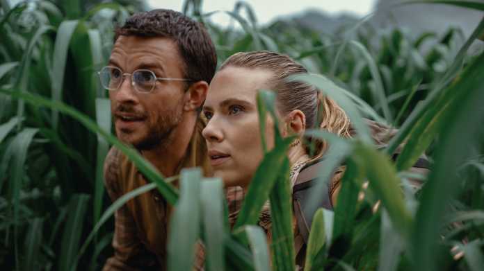 Ein Mann und Scarlett Johansson im Dickicht