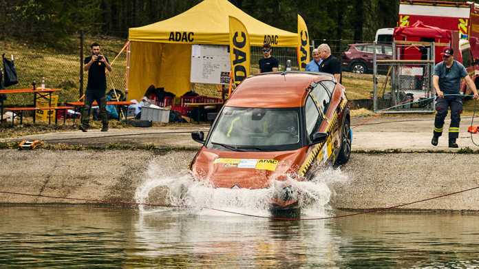 ADAC Auto im Wasser