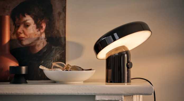 Ikea Blomprakt Leuchte mit Lautsprecher auf Tisch stehend