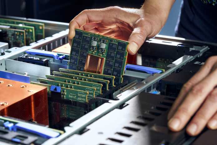 Eine Hand zieht einen DDIMM-Riegel aus einem IBM-Server