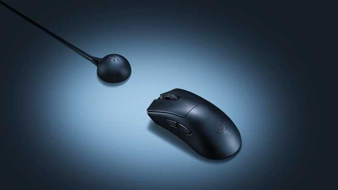 Razer-Maus Deathadder V4 Pro auf einem grauen Mauspad