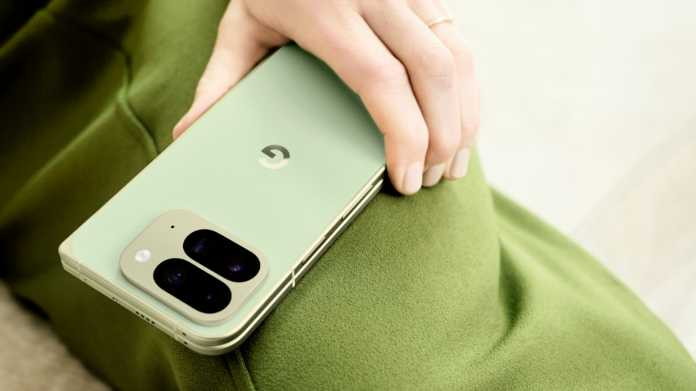 Google Pixel 10 Pro Fold in der Farbe Jade in der Hand