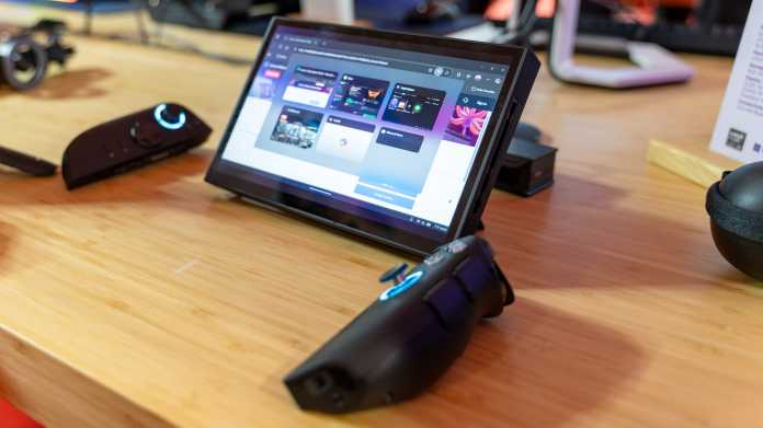 Handheld-PC mit abgenommenen Controllern auf einem Holztisch