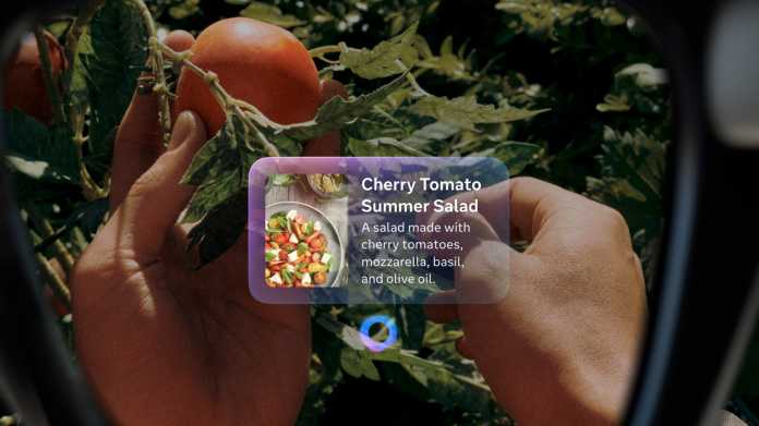Das Display zeigt einen Tomatensalat. 