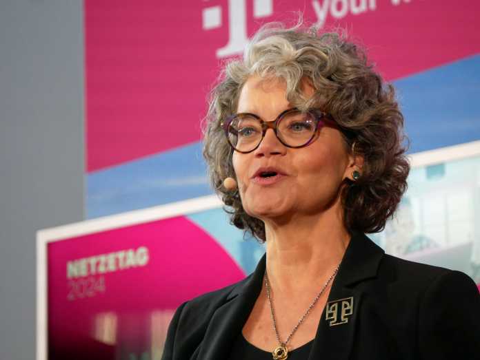Technologie-Vorständin Claudia Nemat spricht auf dem "Netzetag" der Deutschen Telekom 2024 in Berlin