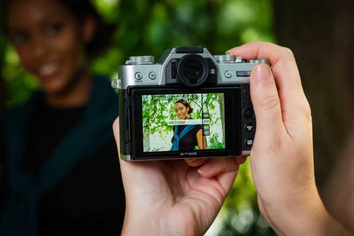 Das Dispaly der X-T30 III zeigt ein Model, das in die Kamera lächelt.