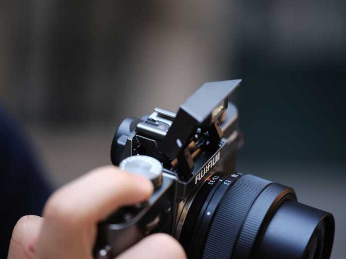 Der Blitz über dem Sucher der X-T30 III wurde ausgeklappt.