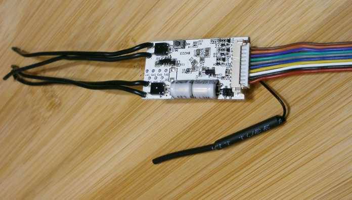 Bild 1: Der Shelly Plus Uni (Eingänge unten, Ausgänge mit max. 30 V und 300 mA oben)., 