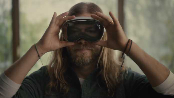 Mann mit Vision Pro