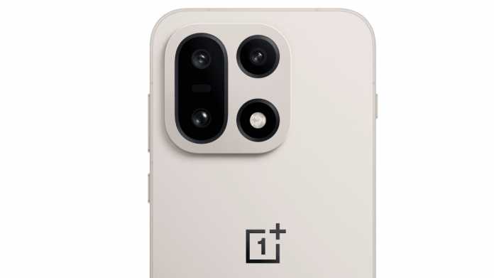 OnePlus 15 von hinten mit Fokus auf die Kamera