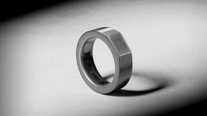 Der Smart Ring Even Realities R1, aus der Nähe fotografieert.