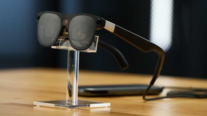 Eine auf einem Tisch ausgestellte Project-Aura-Brille.