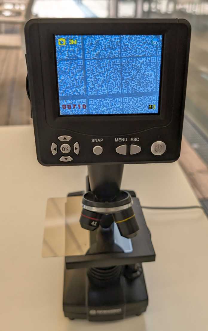 Cerabyte-Sheet unter einem Mikroskop