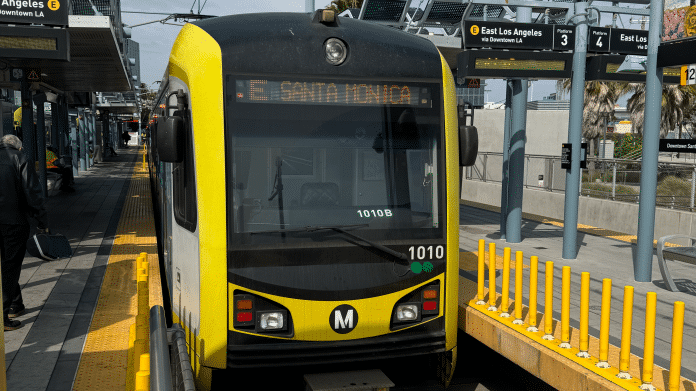 Light-Rail-Zug der Linie E in Santa Monica