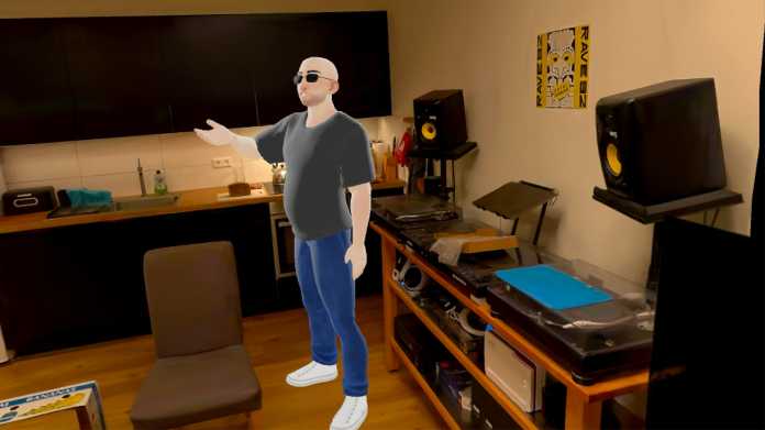 Ein VR-Avatar steht inmitten einer digitalisierten Wohnung. Im Hintergrund eine Küche, rechts ein DJ-Pult mit Platten.