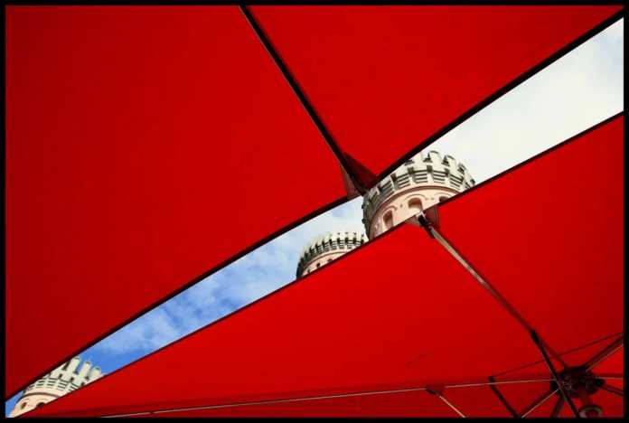 Rote Sonnenschirme