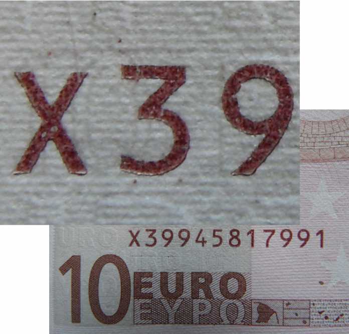 Die rechte untere Ecke der Rückseite eines 10-€-Scheins, fotografiert mit kleinstmöglichem Aufnahmeabstand und ein 1:1-Ausschnitt des Fotos. In der Bildmitte zeigen die Makroaufnahmen der WB650 eine sehr ordentliche Detailzeichnung