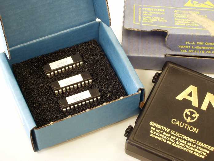 Eine geöffnete Kiste mit Hartschaum und ICs.