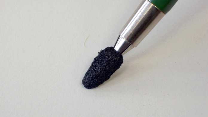 Ein Fallminenstift mit schwarzer Spitze aus Hartschaum.