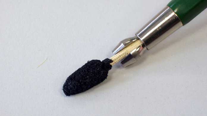 Ein Fallminenstift mit schwarzer Spitze aus Hartschaum, in der Halterung wird der Schaschlikspieß als Versteifung sichtbar.