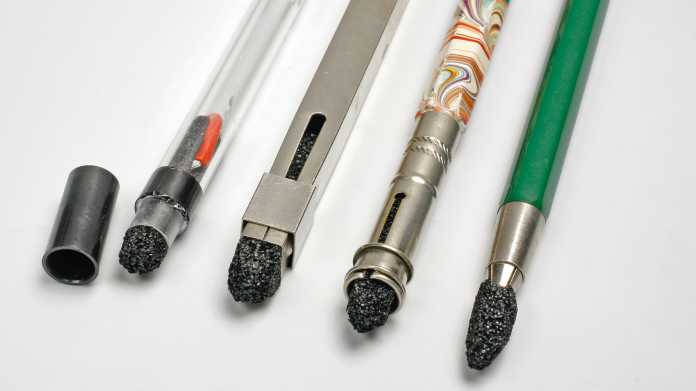 Auf einem weißen Tisch liegen fünf unterschiedliche Stifte mit Touchspitze.