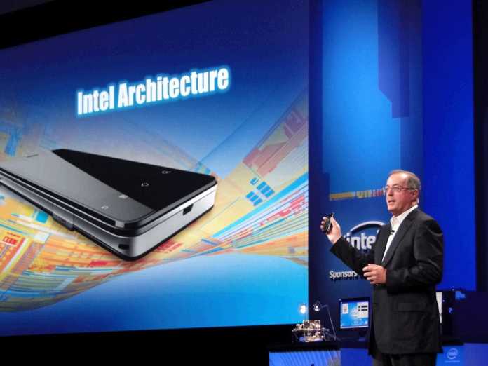 Intel-Chef Paul Otellini präsentiert ein Smartphone mit Medfield-CPU