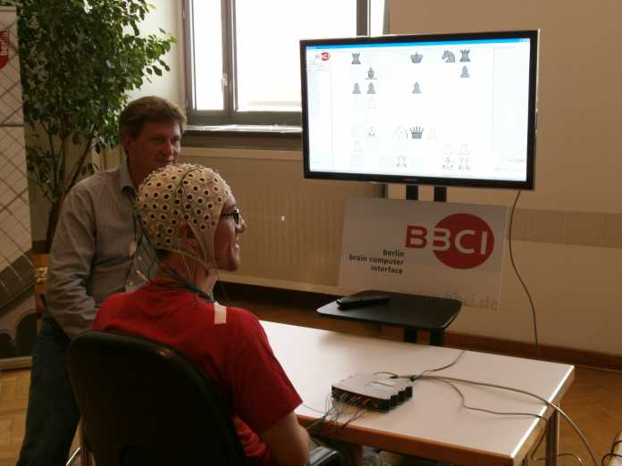 Ein Gehirn spielt Schach: Professor Klaus-Robert Müller und sein Kollege Sven Dähn am &quot;Berlin Brain-Computer Interface&quot; der Technischen Universität.