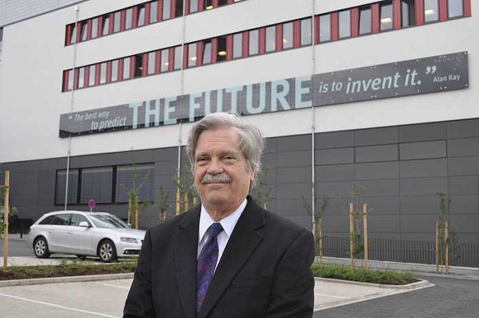 Alan Kay vor dem Gebäude O, dem neuen Hauptgebäude der Computerwissenschaften an der Uni Paderborn.