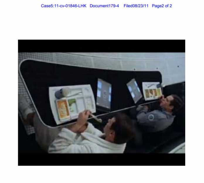 Szenenfoto aus &quot;Odyssee im Weltraum&quot;: Astronauten nutzen Tablet-Computer