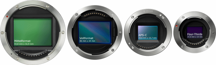 Die Vielfalt bei den spiegellosen Systemkameras spiegelt sich auch in den verschiedenen Objektivanschlüssen und Sensorformaten wider. Mitentscheidend für die Bildqualität ist die Sensorgröße. Am größten sind die Mittelformatsensoren, die beispielsweise in Hasselblads X1D- oder Fujifilm GFX-Kameras stecken. Dahinter kommen die Vollformatchips, die Canon, Nikon, Leica, Panasonic, Sigma und Sony einsetzen. APS-C-Sensoren reihen sich dahinter ein und finden sich in den Kameras von Canon, Fujifilm, Nikon, Leica, Sigma und Sony. Schlusslicht bilden die Four-Thirds-Chips, die in den Micro-Four-Thirds-Kameras von Olympus und Panasonic stecken.