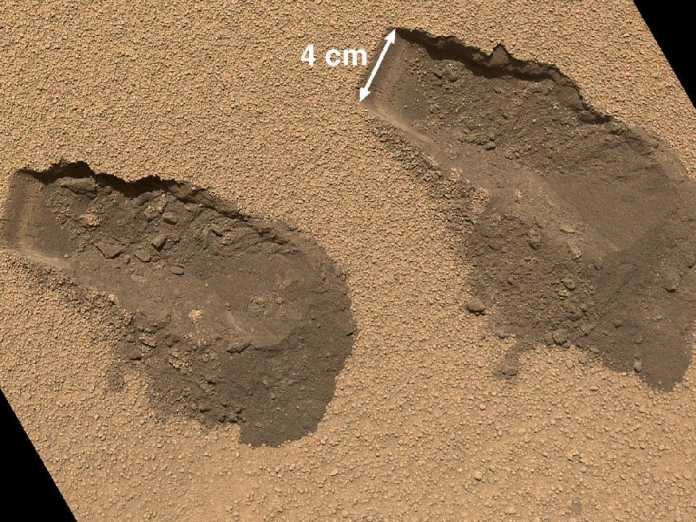 Zur Entnahme von Bodenproben budelte Curiosity den Mars-Boden auf