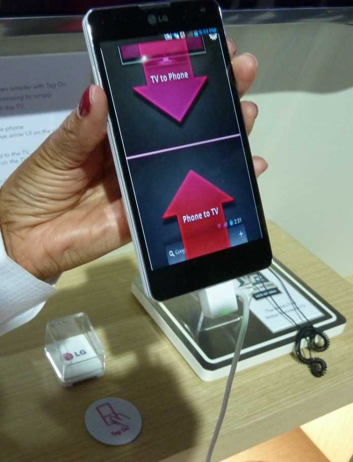 Smartphone zum Pairing auf den (unten aufgeklebten) NFC-Tag halten, schon klappt es mit der drahtlosen Verbindung zwischen TV und Mobilgerät.