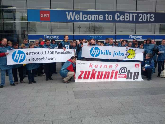 HP-Mitarbeiter demonstrieren vor dem Haupteingang zur CeBIT