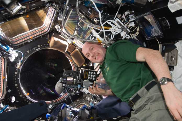 Der niederländische Astronaut André Kuipers hat den NightPod Ende 2011 zur ISS gebracht. Fotografieren ist für die Besatzung der ISS mittlerweile zum wichtigen Freizeitausgleich geworden.