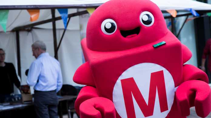 Ein lebensgroßer, roter Roboter aus Plüsch: Der Makey.