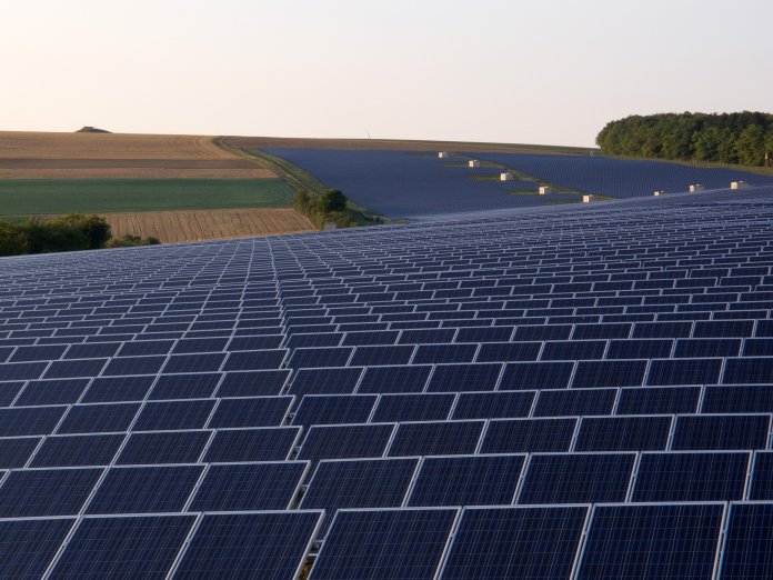 Es herrscht schon lange nicht mehr eitel Sonnenschein über der deutschen Solarbranche (Photovoltaik-Anlage in Thüngen/Bayern) Foto: OhWeh, Lizenz Creative Commons CC BY-SA 2.5