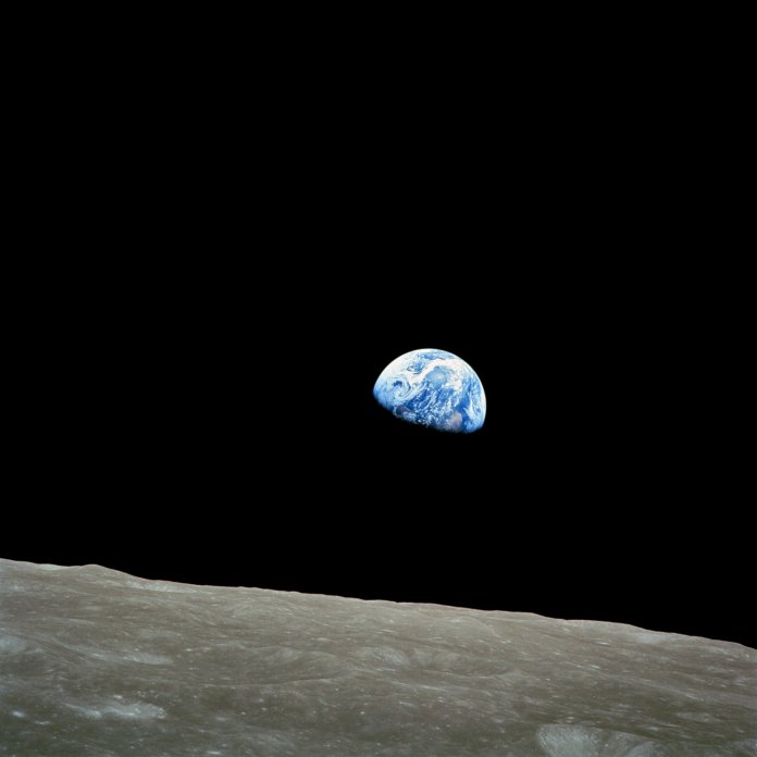 Earthrise - Erde geht über dem Mond auf
