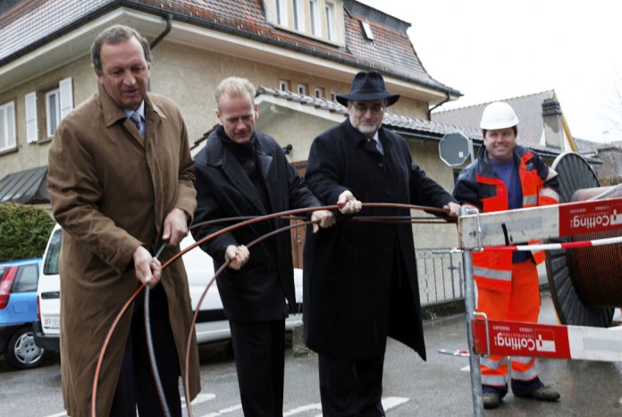 Während um Kabeldrehungen in Deutschland nie viel Aufhebens gemacht wurde, werden sie etwa in der Schweiz öffentlichkeitswirksam vollzogen.