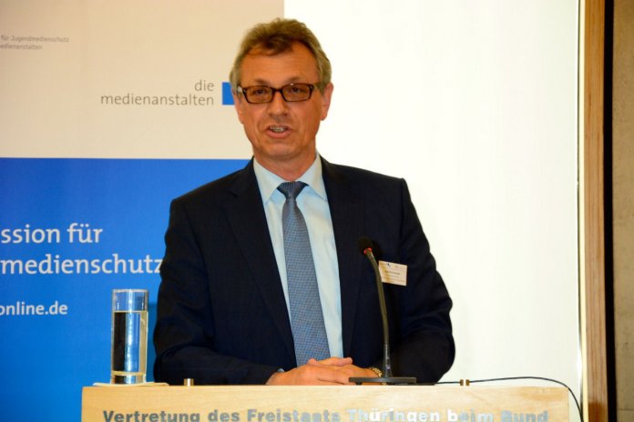 Siegfried Schneider, Chef der Kommission für Jugendmedienschutz, plädiert für eine Vorinstallation von Jugendschutzprogrammen und Pornofiltern bei Geräten für den Internet-Zugang