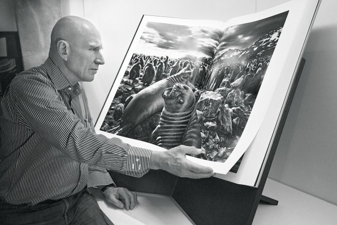 Sebastião Salgado mit seinem Fotoband Genesis