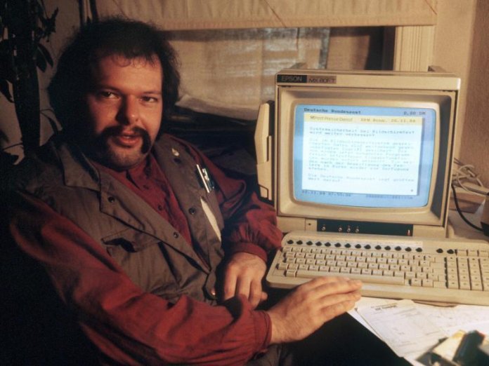 Wau Holland vom Chaos Computer Club im November 1984. Mitglieder des Clubs hackten das BTX-System der Post.